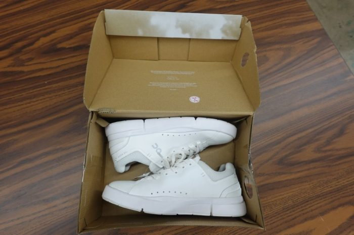 On Women’s Size 8 THE ROGER Advantage Sneaker - Image 2