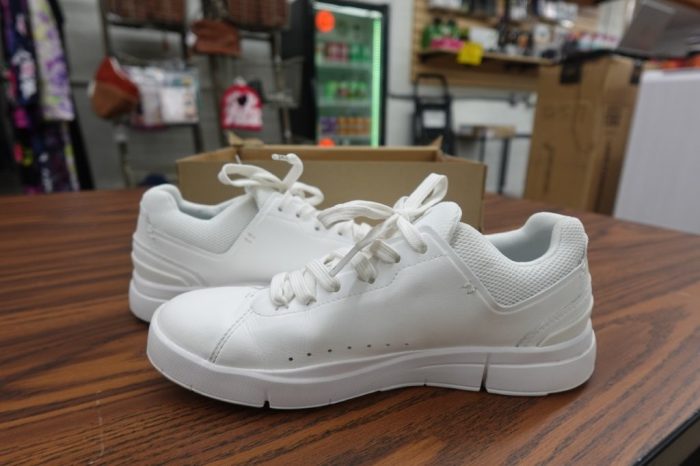 On Women’s Size 8 THE ROGER Advantage Sneaker - Image 5