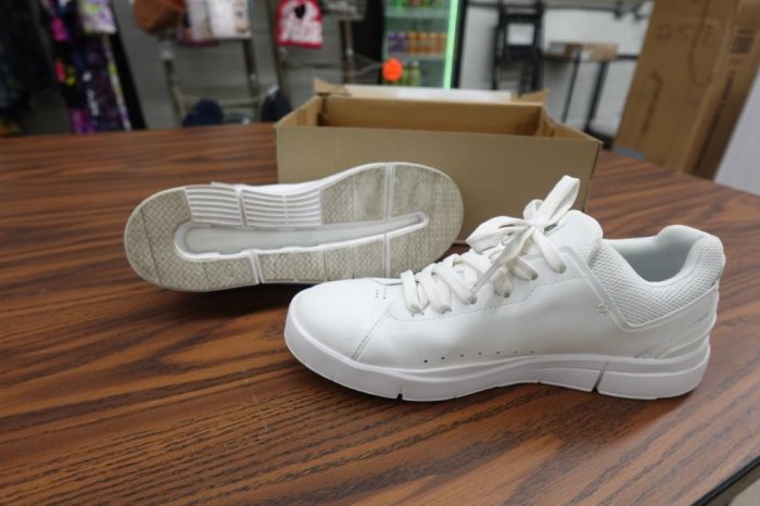 On Women’s Size 8 THE ROGER Advantage Sneaker - Image 6