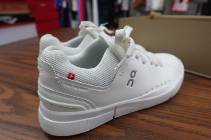 On Women’s Size 8 THE ROGER Advantage Sneaker - Image 4