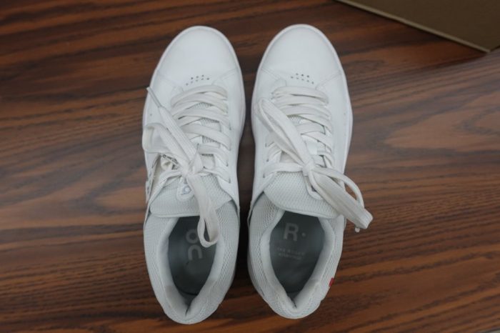 On Women’s Size 8 THE ROGER Advantage Sneaker - Image 3