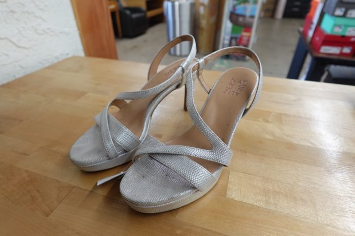 Naturalizer Women's Heeled Sandal Textured Metallic Women's Size 7 - Image 3