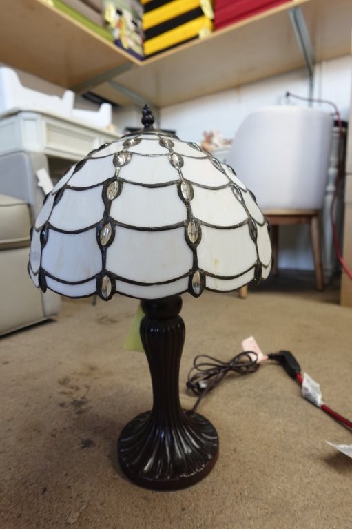 Tiffany Style Table Lamp with Stained Glass Shade in White - Image 2