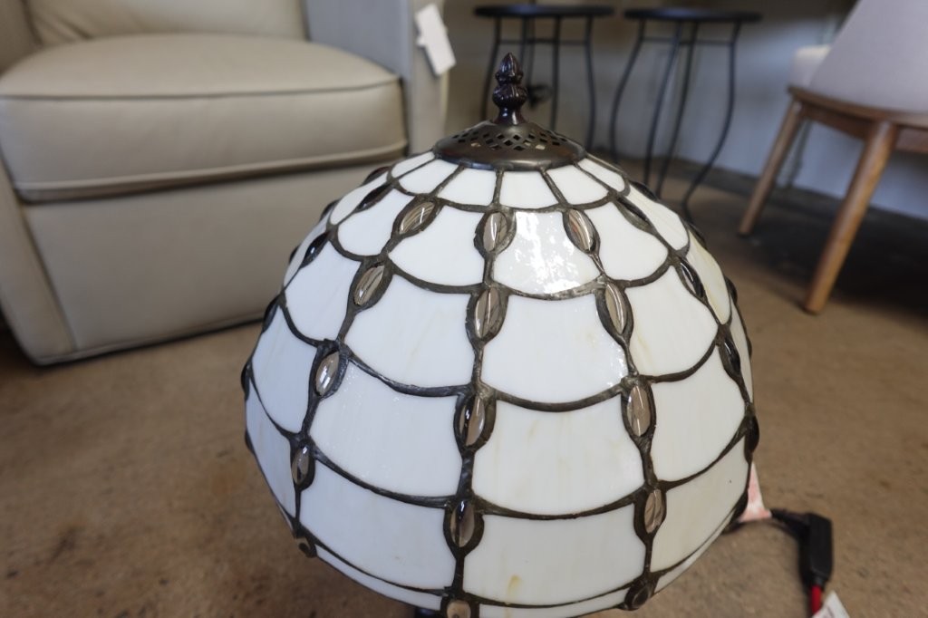 Tiffany Style Table Lamp with Stained Glass Shade in White - Image 4
