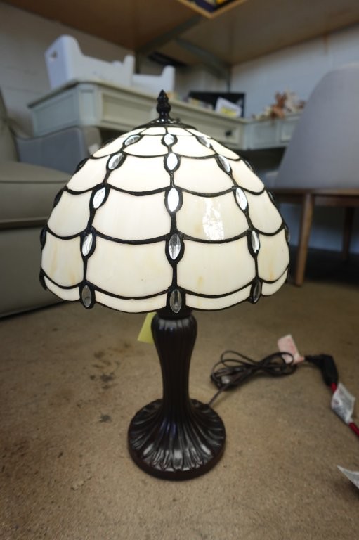 Tiffany Style Table Lamp with Stained Glass Shade in White - Image 3