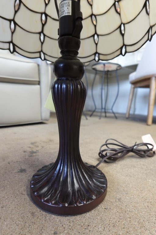 Tiffany Style Table Lamp with Stained Glass Shade in White - Image 5