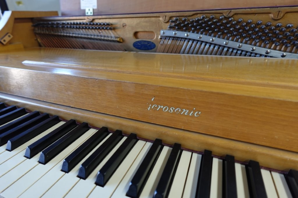 Blonde Baldwin Acrosonic Spinet Upright Piano with Matching Bench (Free Delivery) - Image 6