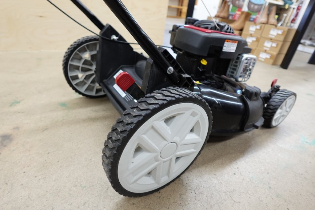 Black Max 21-Inch Gas Push Lawn Mower with 125cc Engine - Image 3