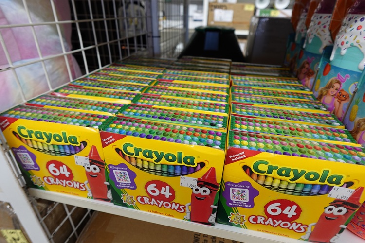 Crayola 64-Count Crayons with Built-In Sharpener - Image 3