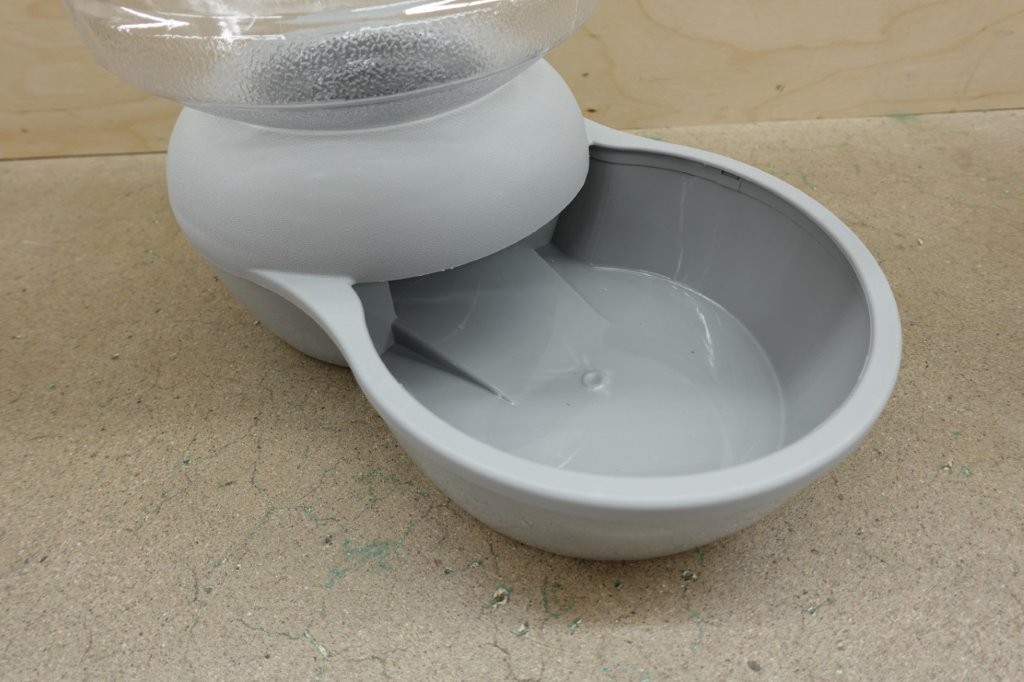 Petmate 64-Cup Le Bistro Plastic Pet Waterer Dog Water Bowl - Image 4