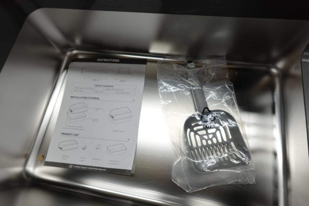 XL Enclosed Stainless Steel Cat Litter Box with Lid & Scoop - Image 5