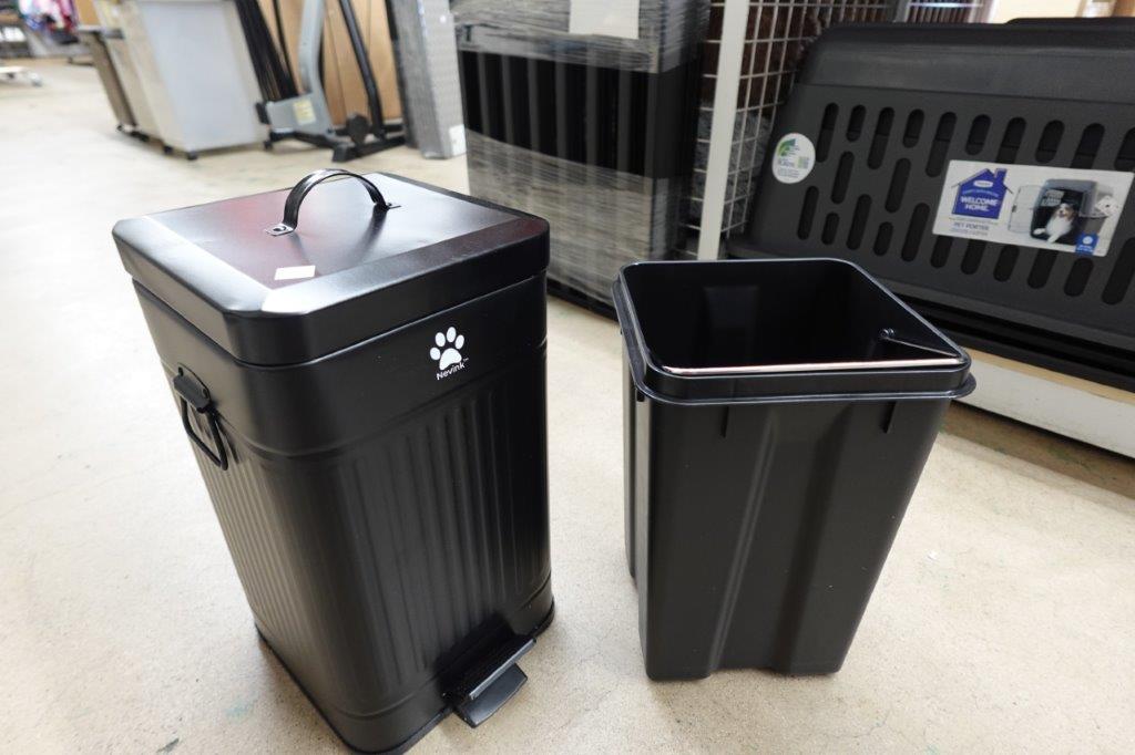 Outdoor Dog Waste Trash Can with Lid12L/3.2Gal in Black - Image 5