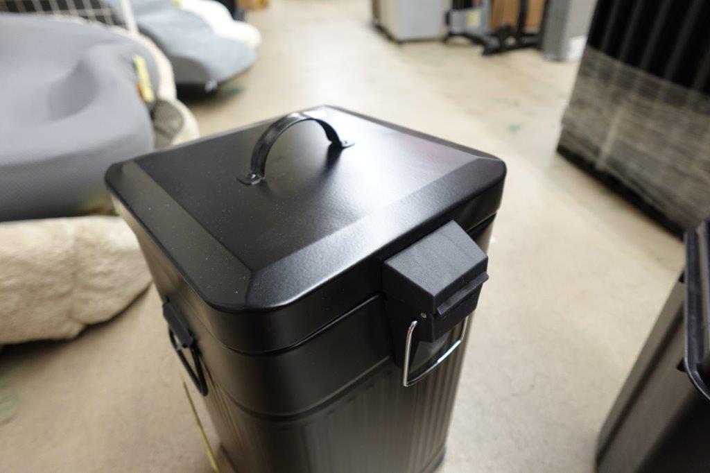 Outdoor Dog Waste Trash Can with Lid12L/3.2Gal in Black - Image 6