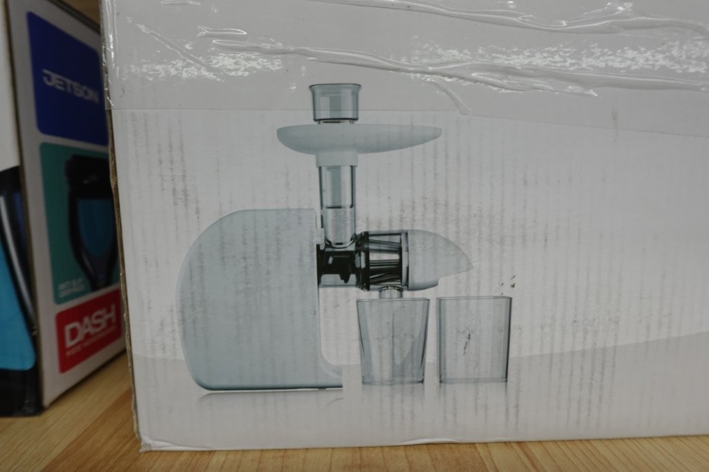 MegaWise Cold Press Slow Masticating Juicer in White - Image 3