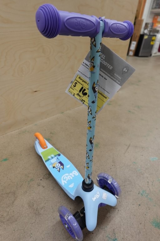 Bluey Light Up Wheel Tilt & Turn Toddler 3-Wheel Kick Scooter for Ages 3+ - Blue - Image 2