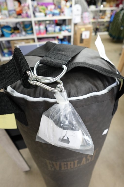 Everlast 100 lb Vintage Heavy Boxing Bag - Image 6