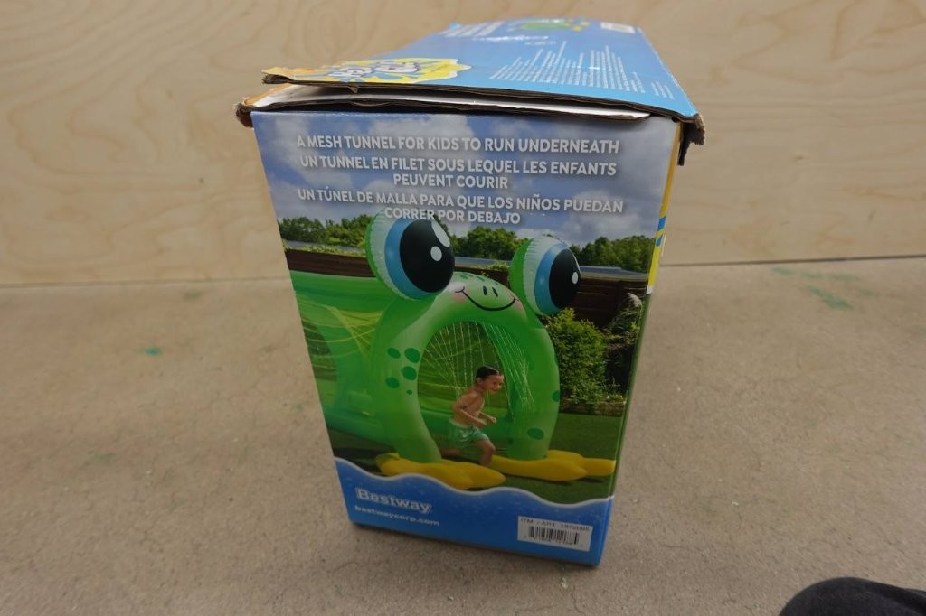 Inflatable Blow-Up Frog Water Sprinkler Tunnel - Image 5