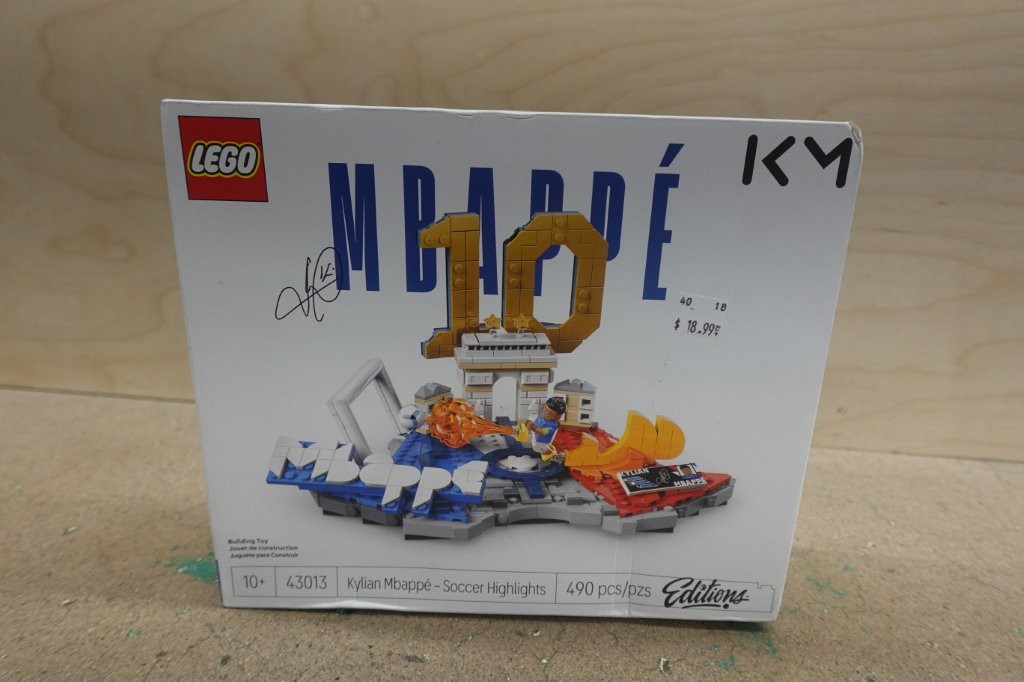 LEGO Editions Kylian Mbappé Soccer Highlights Building Set (43013) - Image 2