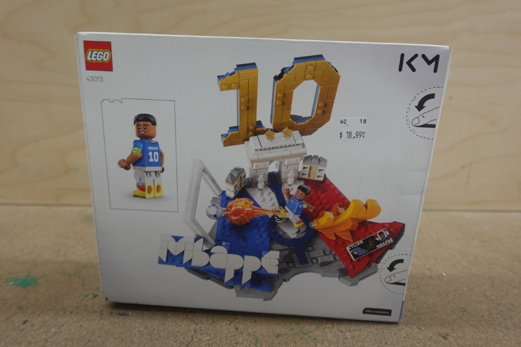 LEGO Editions Kylian Mbappé Soccer Highlights Building Set (43013) - Image 3