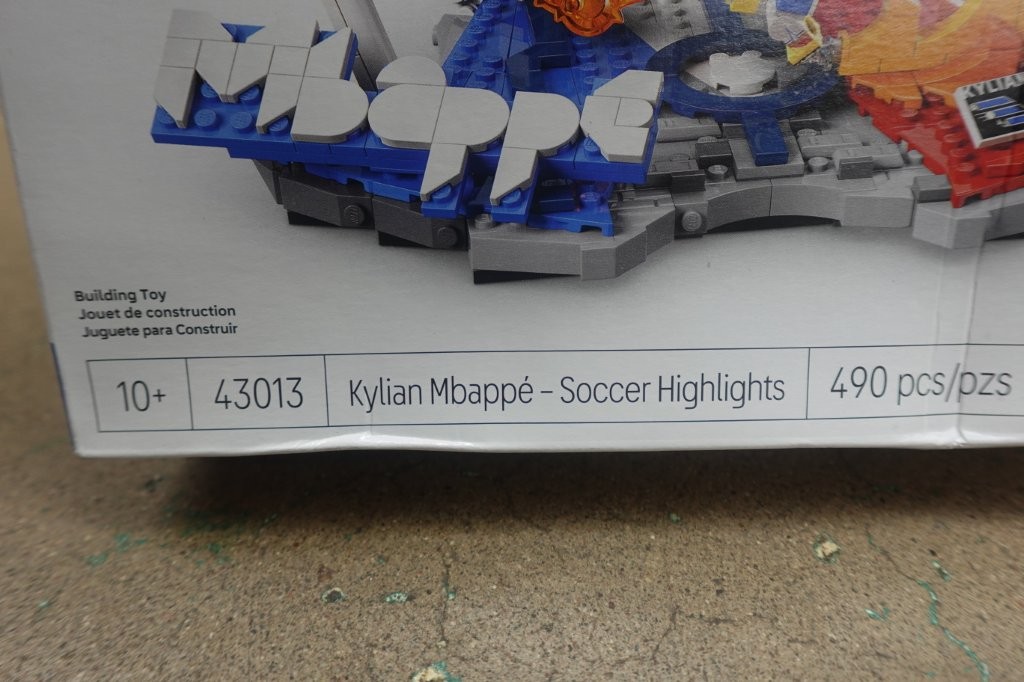 LEGO Editions Kylian Mbappé Soccer Highlights Building Set (43013) - Image 4
