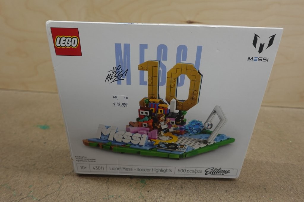 LEGO Editions Lionel Messi Soccer Highlights Building Set (43011) - Image 3