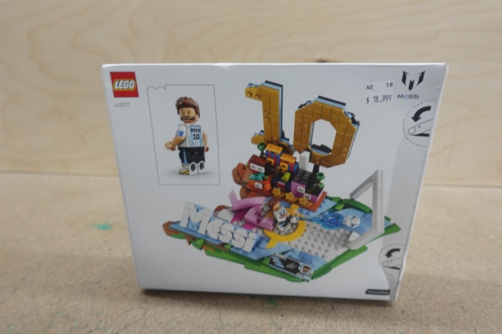 LEGO Editions Lionel Messi Soccer Highlights Building Set (43011) - Image 4